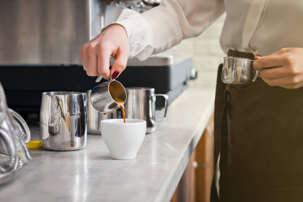 Barista bereidt koffie op koffiemachine - Foto, afbeelding