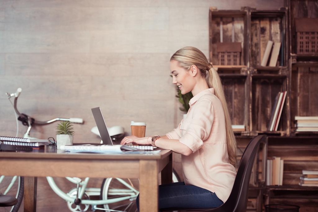 Geschäftsfrau arbeitet mit Laptop  - Foto, Bild