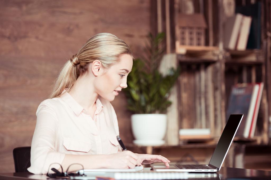 Dizüstü bilgisayarla çalışan iş kadını  - Fotoğraf, Görsel