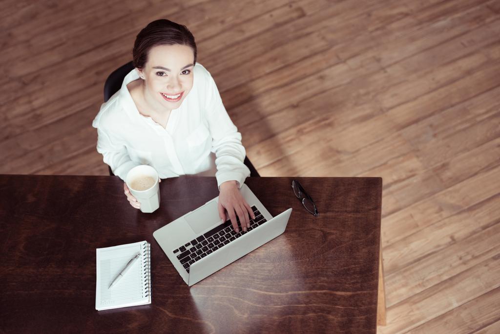 Bizneswoman korzystająca z laptopa  - Zdjęcie, obraz
