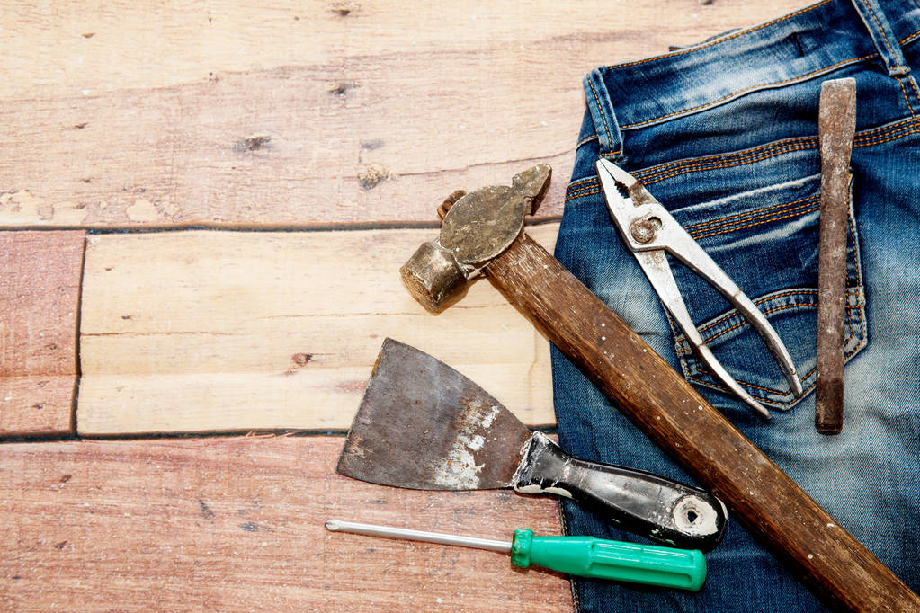 Herramientas de reparación sobre un fondo de madera
 - Foto, Imagen
