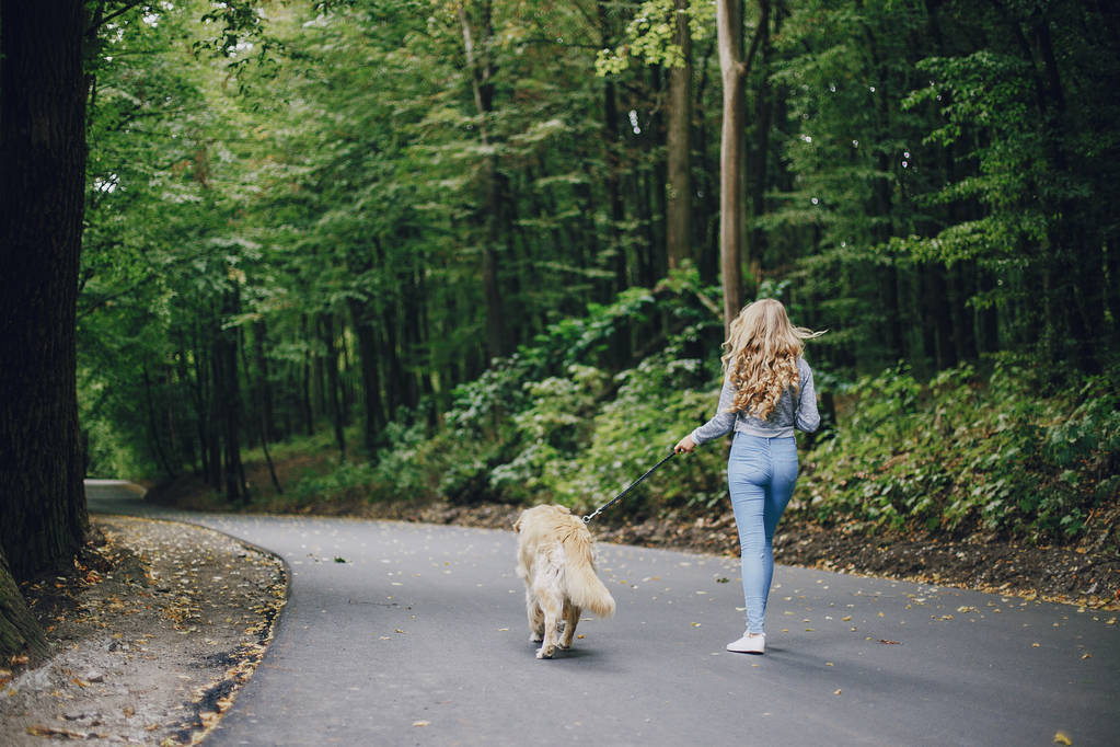 couple marchant à l'extérieur avec son chien
 - Photo, image