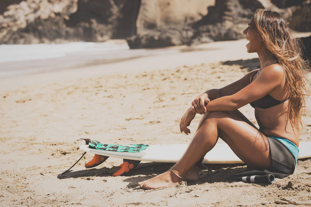 surfergirl is wating voor de perfecte golf met surfboard - Foto, afbeelding
