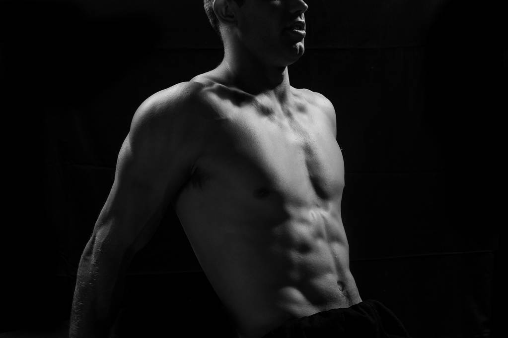 Mężczyzna fitness model wyświetlone mięśni  - Zdjęcie, obraz