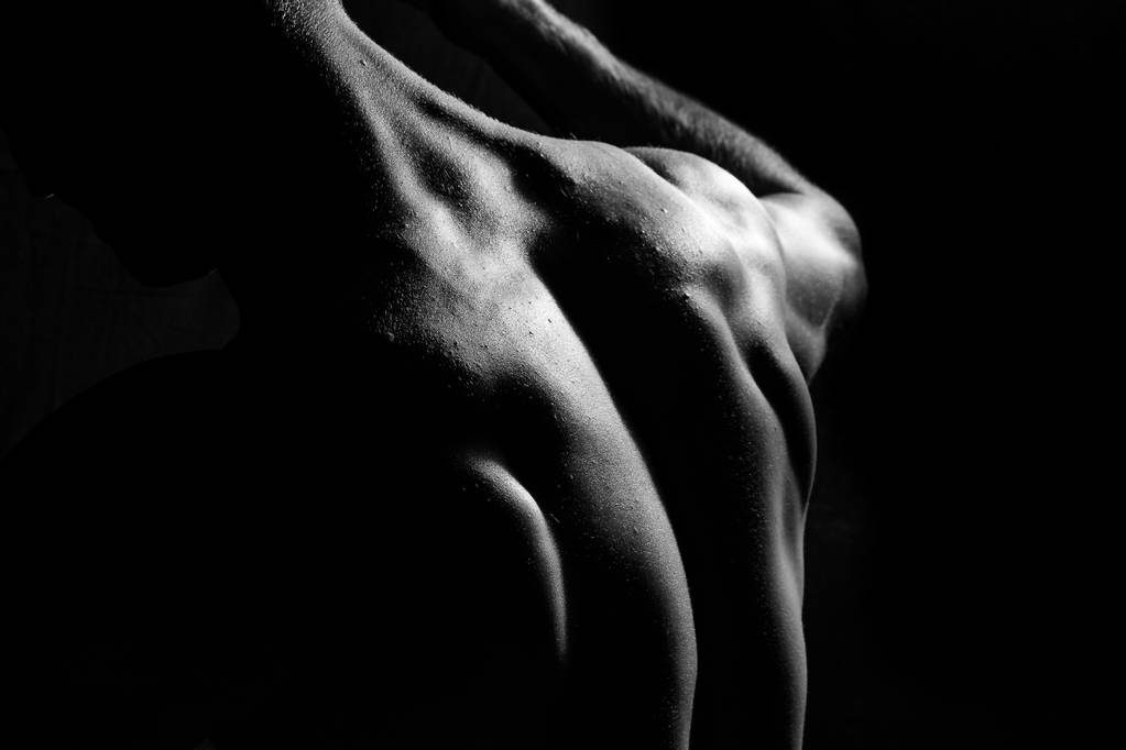 Αρσενικό γυμναστήριο μοντέλο δείχνει τους μυς  - Φωτογραφία, εικόνα