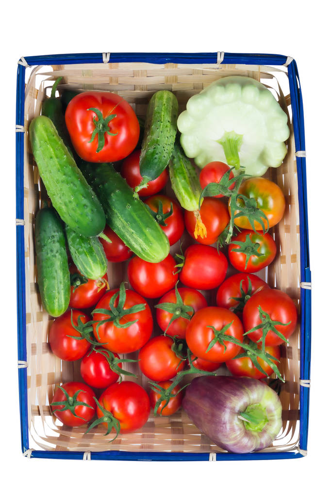 Cesta con verduras para ensalada sobre fondo blanco
 - Foto, imagen