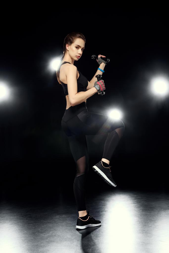 Sportswoman faire des exercices avec haltères
 - Photo, image