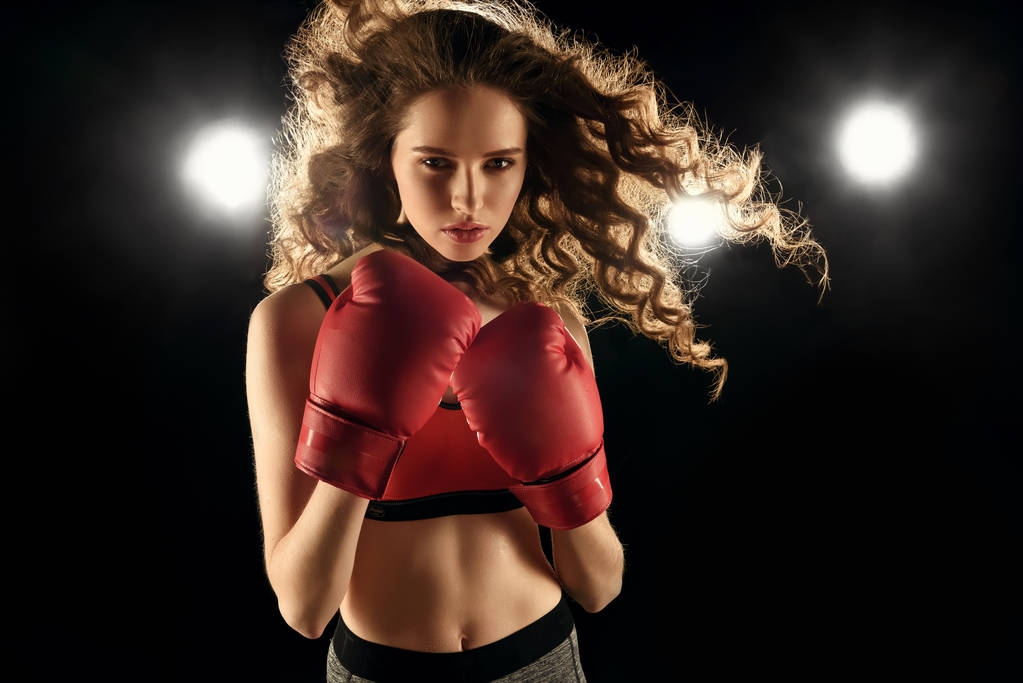 nuori nainen nyrkkeilyhanskat  - Valokuva, kuva