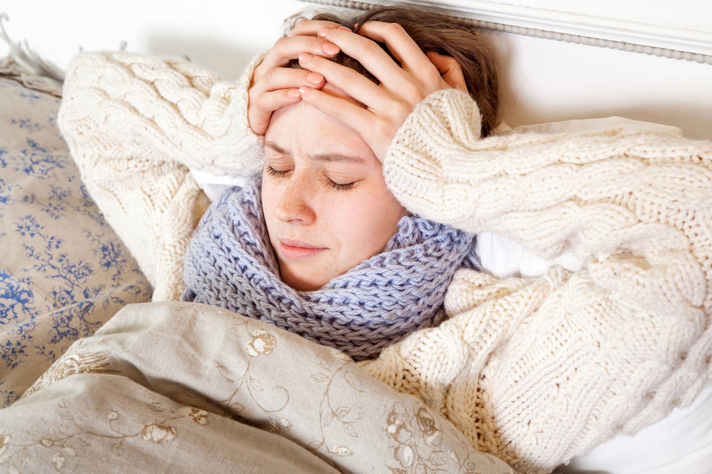 Grip veya soğuk. Mavi eşarp ve yatakta yatarken korkunç baş ağrısı acı ile sinir bozucu genç kadın portre üstten görünüm görüntüsü. - Fotoğraf, Görsel