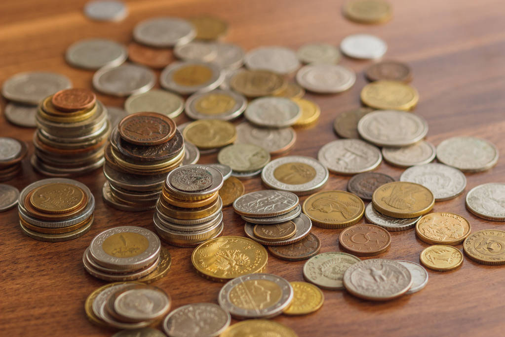 Διαφορετικές χρυσό και ασημένια συλλεκτικά νομίσματα πάνω στο ξύλινο τραπέζι - Φωτογραφία, εικόνα