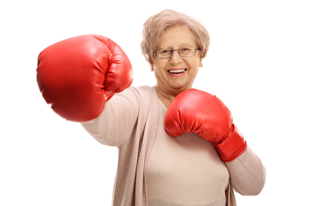 anciana con guantes de boxeo lanzando un puñetazo
 - Foto, imagen