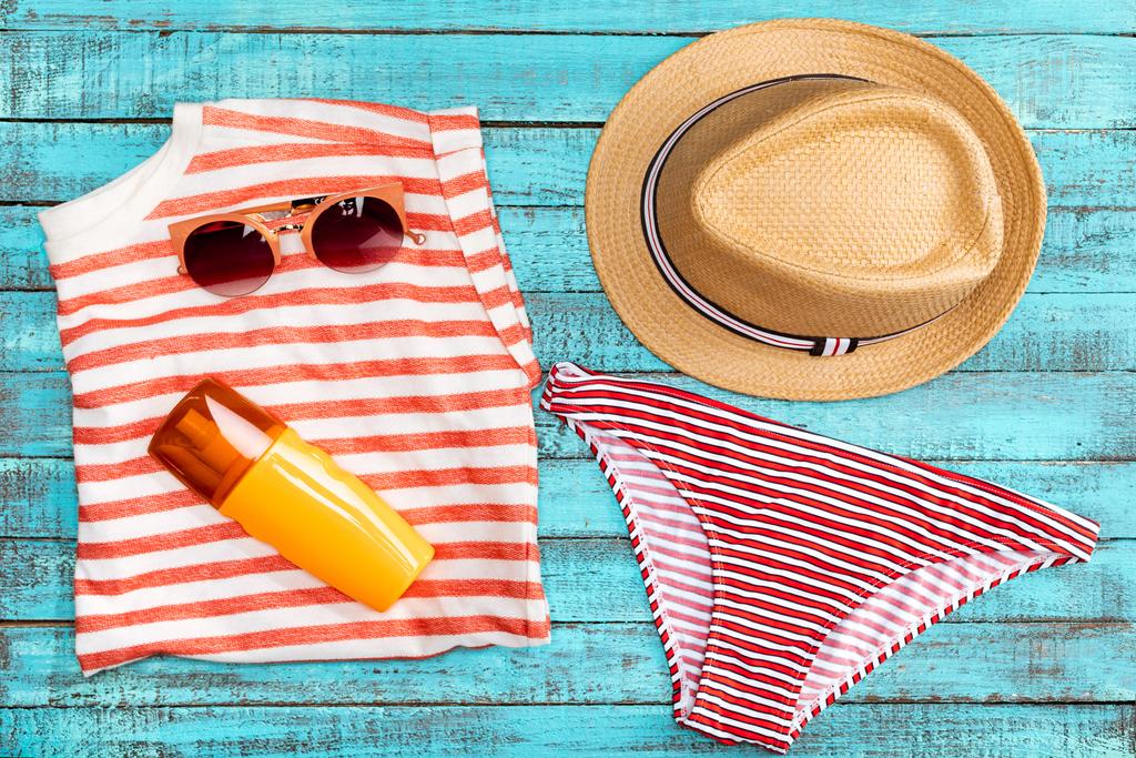летние пляжные принадлежности на столе
  - Фото, изображение