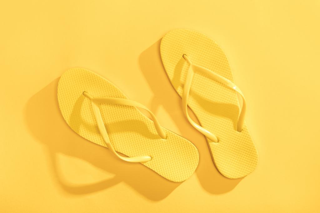 bequeme gelbe Flip-Flops  - Foto, Bild