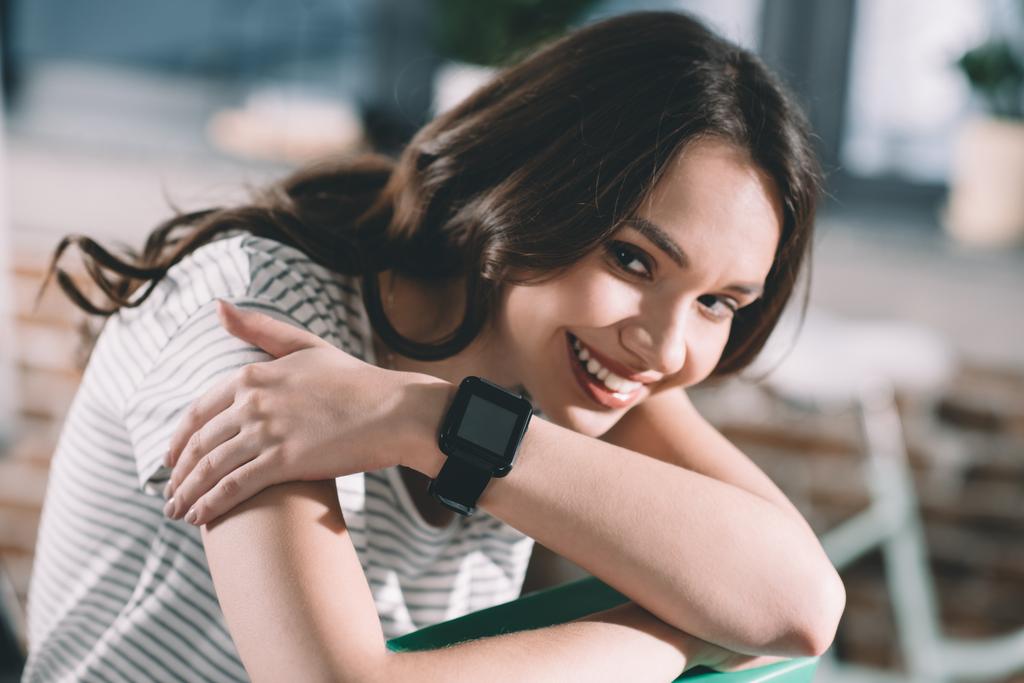 vrouw met smartwatch op pols - Foto, afbeelding