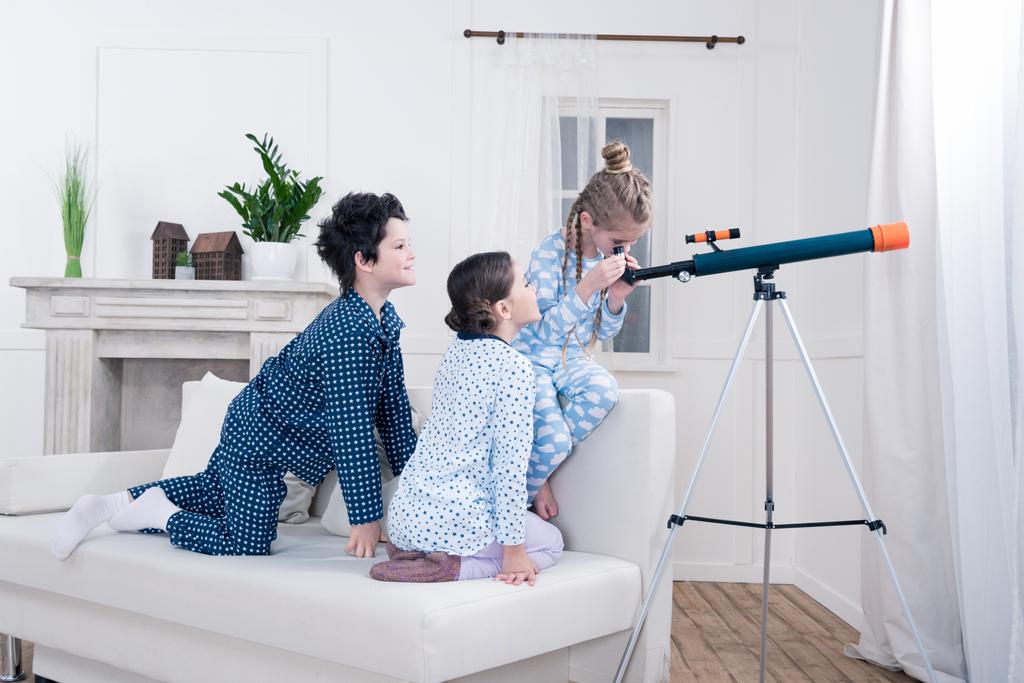 niños jugando con telescopio
 - Foto, imagen