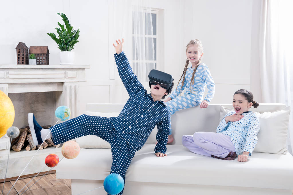 bambini che giocano con cuffie realtà virtuale
 - Foto, immagini