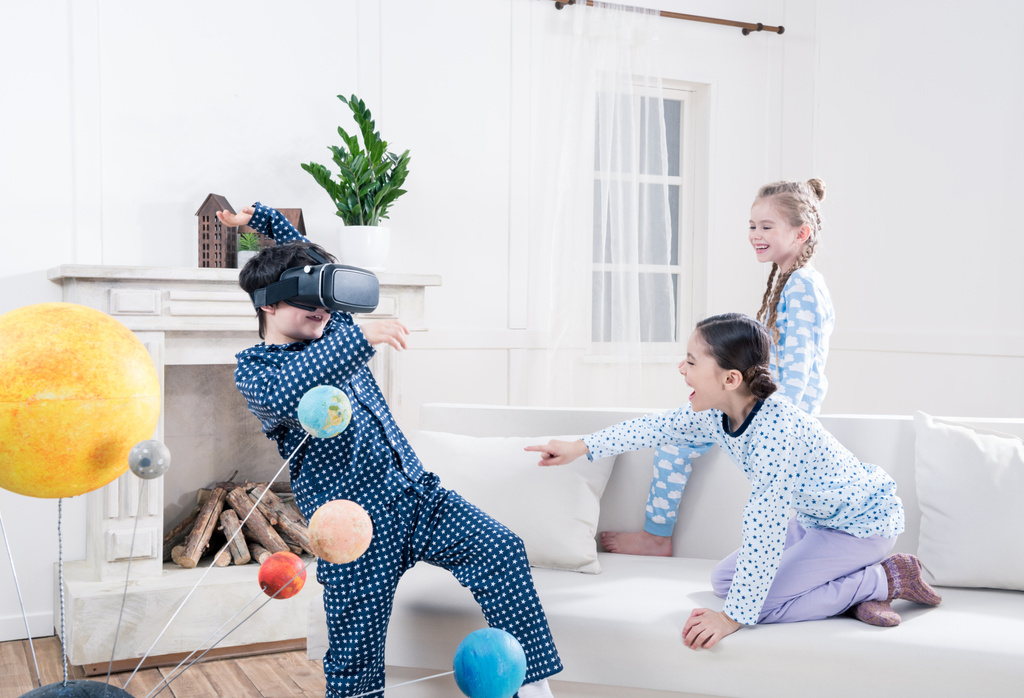 дети играют с гарнитурой виртуальной реальности
 - Фото, изображение