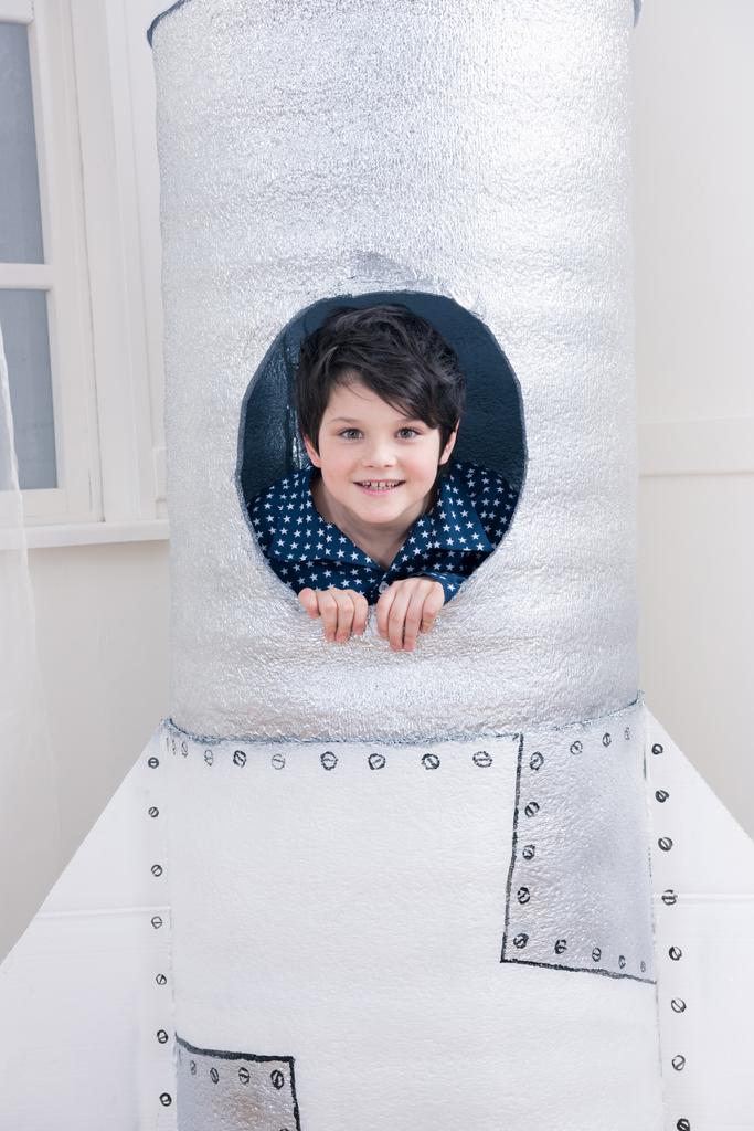 Мальчик играет астронавта
  - Фото, изображение