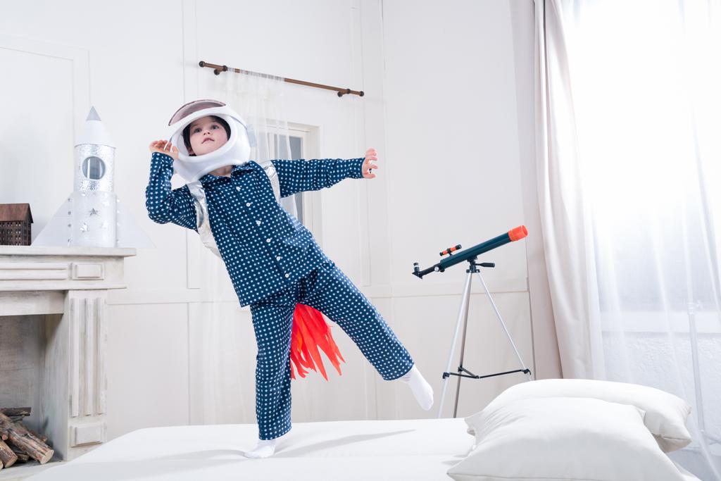 Хлопчик грає астронавт
  - Фото, зображення