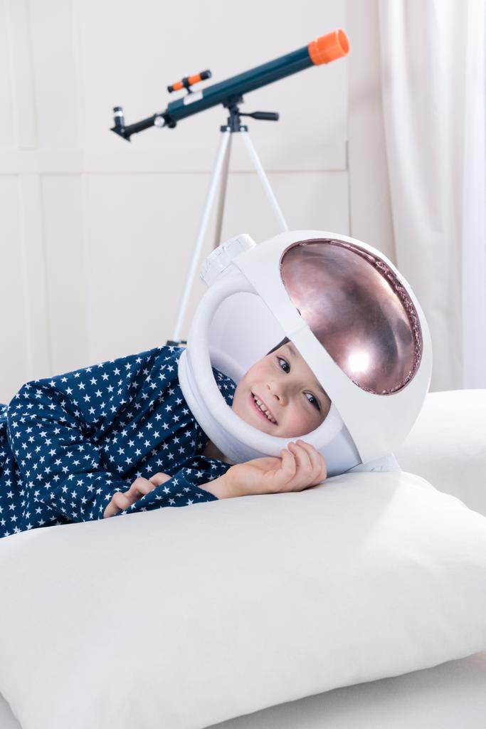 Мальчик в космическом шлеме
  - Фото, изображение