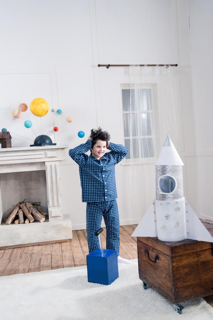 Niño lanzando cohete
  - Foto, Imagen