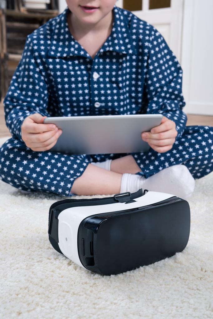 хлопчик з VR і цифровим планшетом
 - Фото, зображення