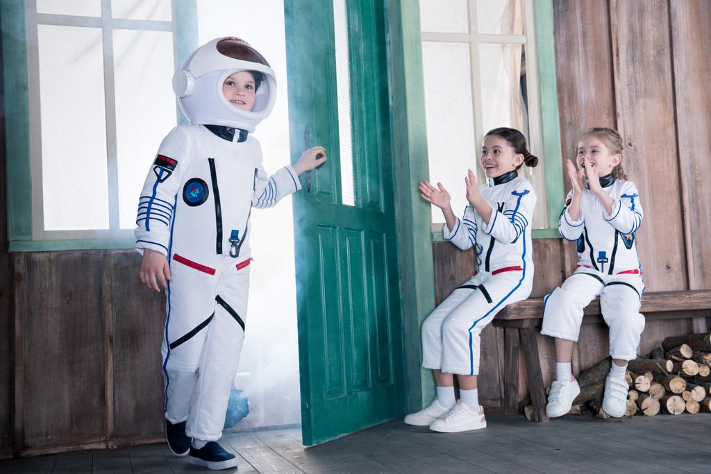 Kinder in Astronautenkostümen    - Foto, Bild