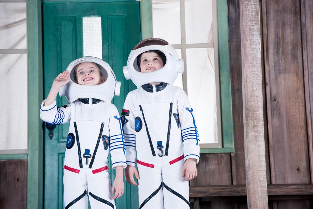 kinderen in astronaut kostuums    - Foto, afbeelding