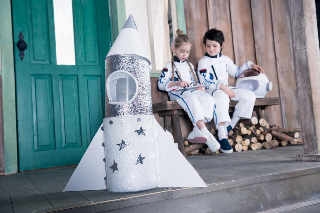 speelgoed raket en kinderen astronauten - Foto, afbeelding