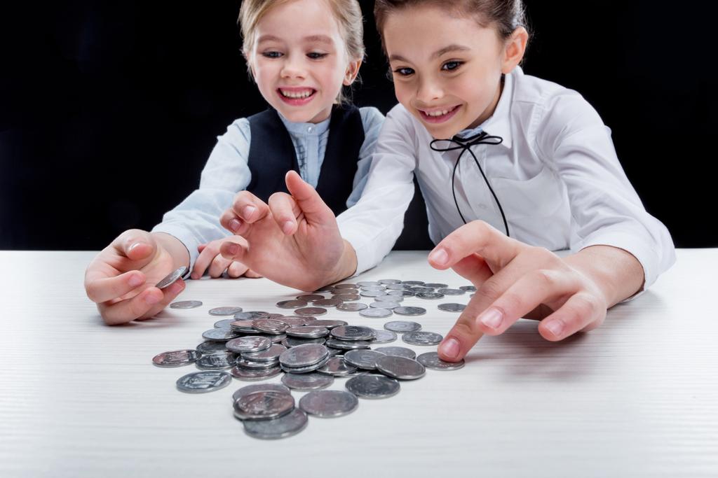 chicas calculando dinero
 - Foto, imagen