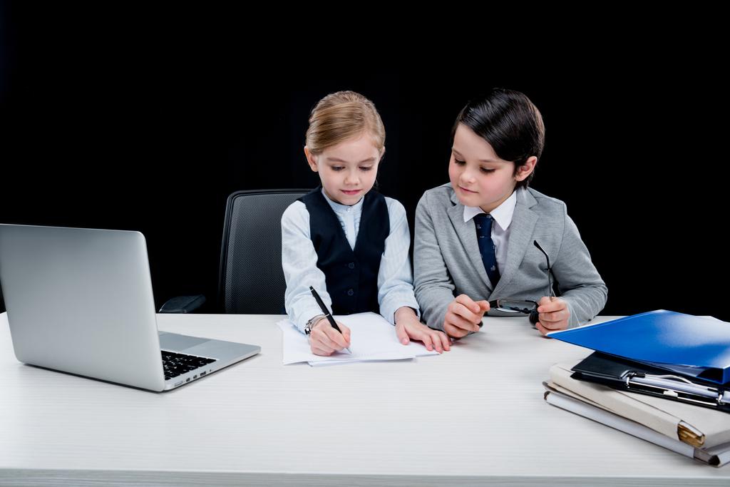 Enfants travaillant avec des documents
 - Photo, image
