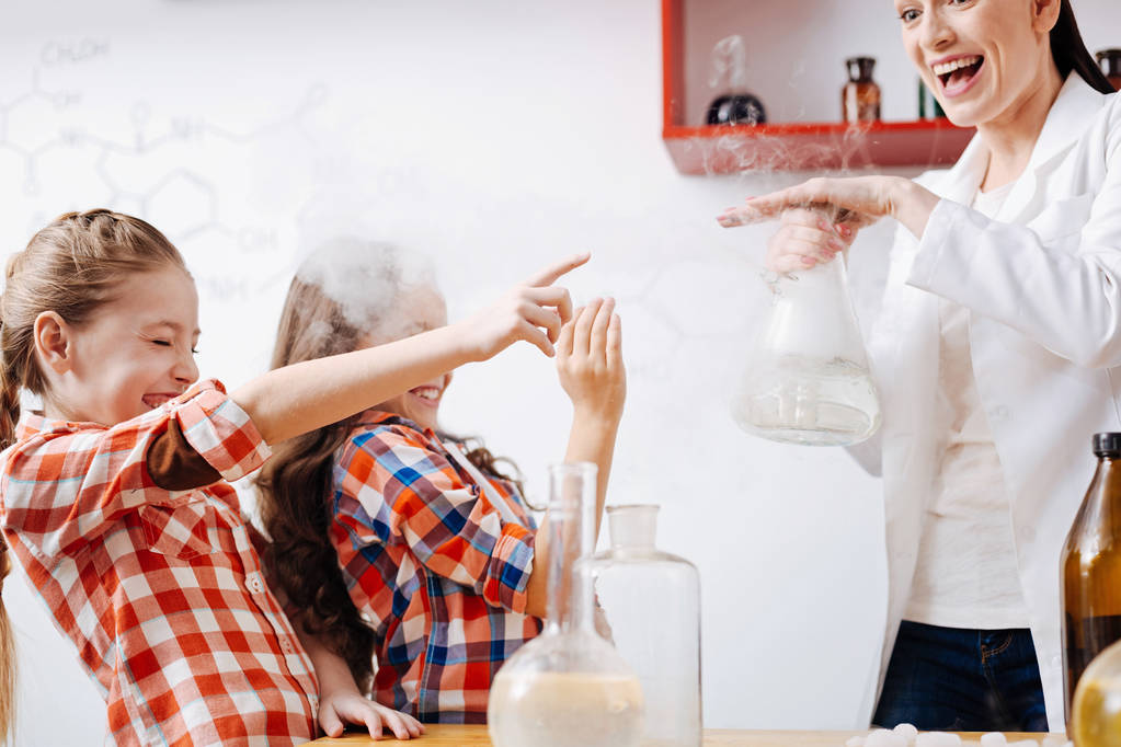 Lányok kipróbálás touch kémiai lombik  - Fotó, kép
