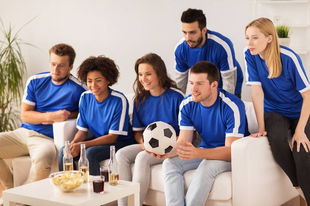 vrienden of voetbalfans kijken thuis voetbal - Foto, afbeelding
