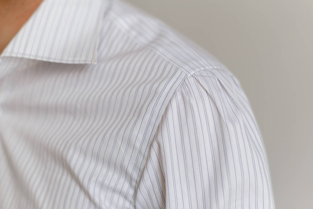 Leche y cuello de una camisa blanca representativa
 - Foto, Imagen