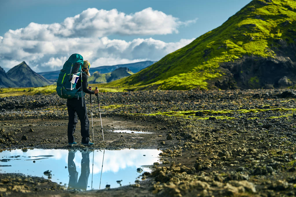 mujer excursionista en las montañas, Islandia
 - Foto, imagen