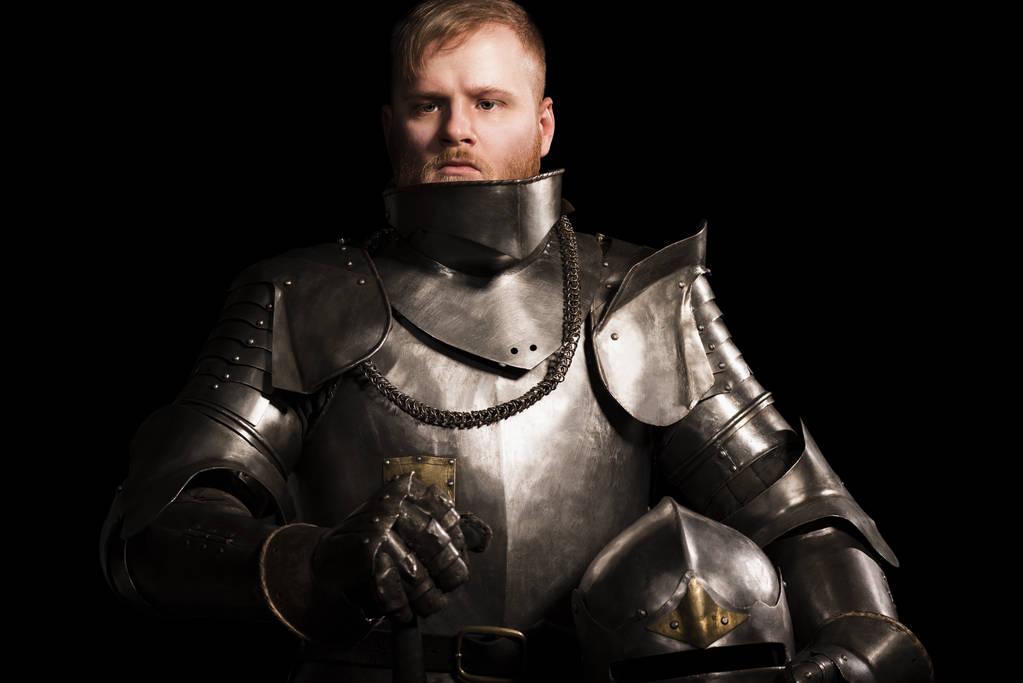 Cavaleiro de armadura após batalha no fundo preto
 - Foto, Imagem