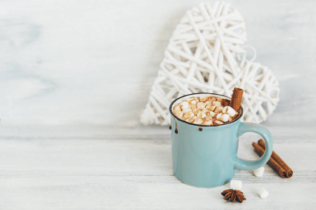 Horké kakao s marshmallows a skořice hole na dřevěné pozadí - Fotografie, Obrázek