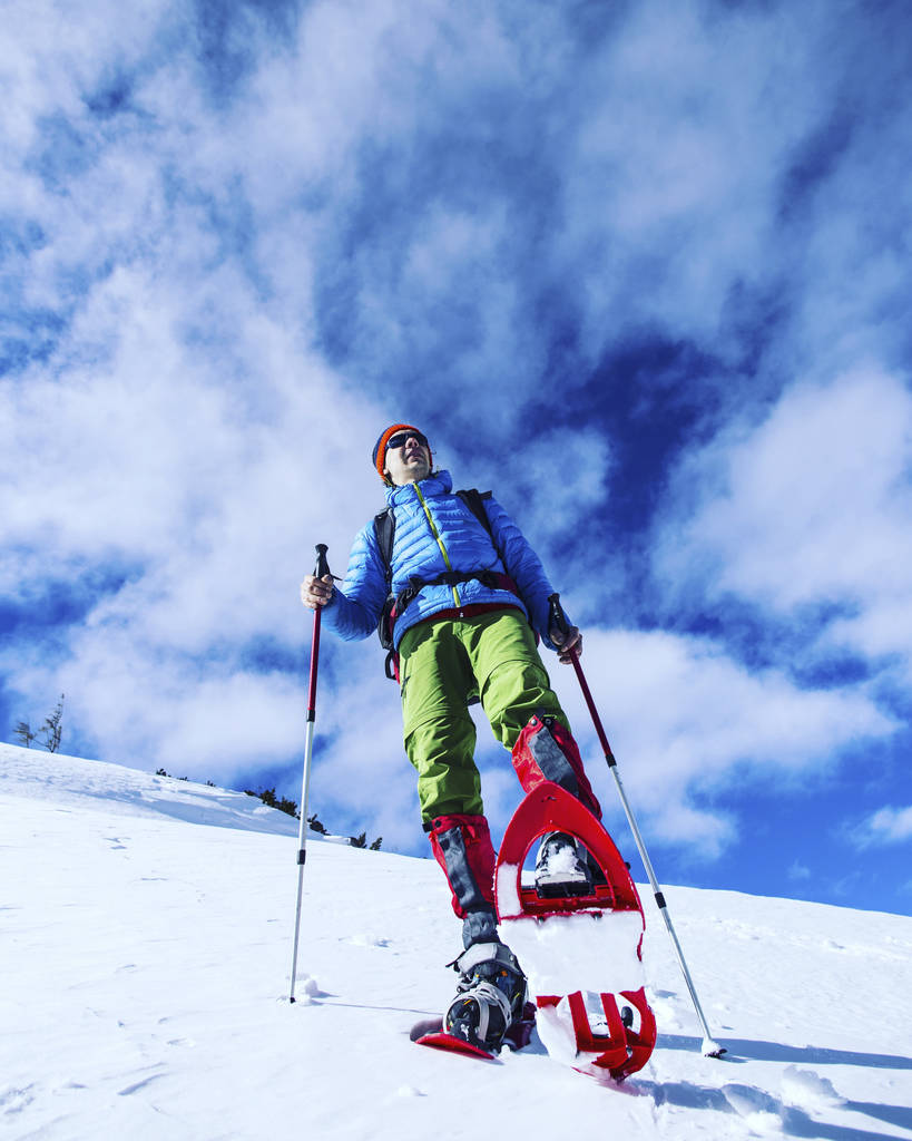 Зимние походы в горы на снегоступах с рюкзаком и
  - Фото, изображение