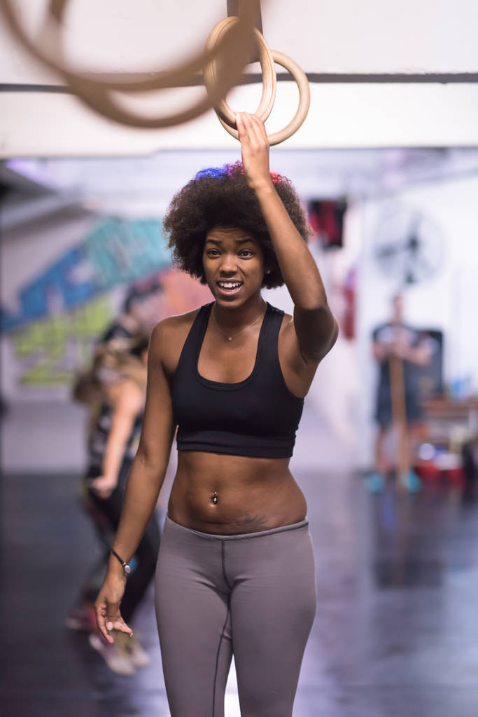 siyah kadın daldırma egzersiz yaparak - Fotoğraf, Görsel