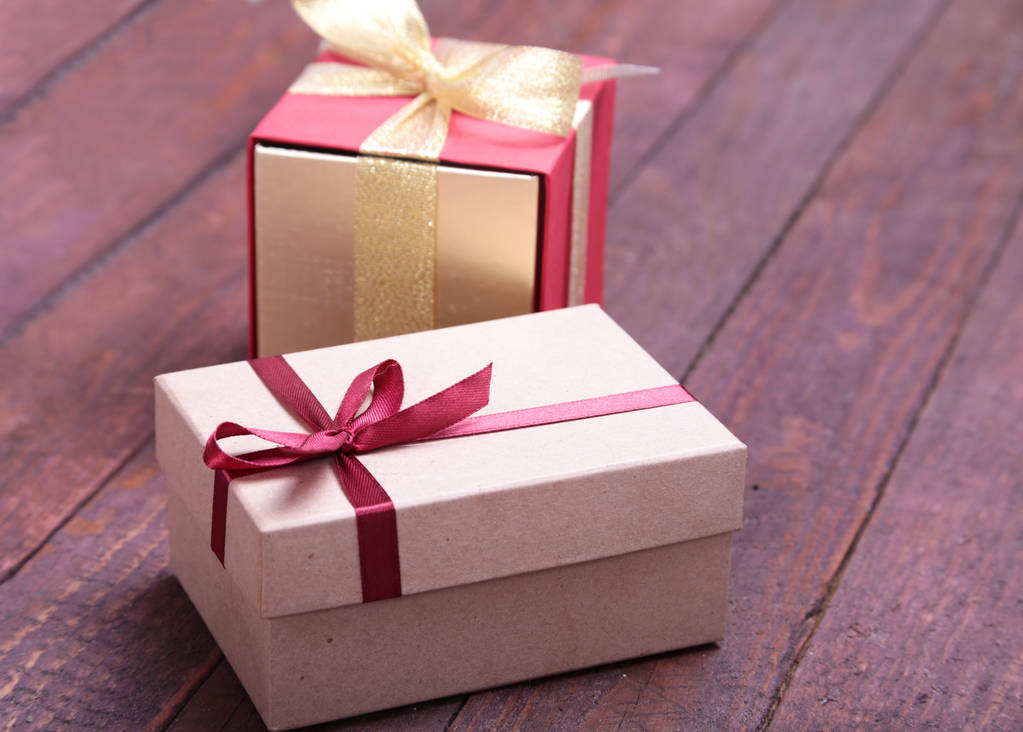 красный и золотой подарочные коробки на деревянном фоне
. - Фото, изображение