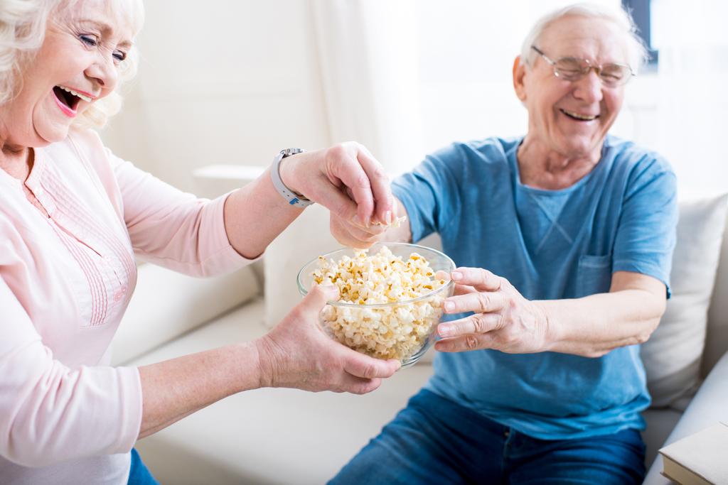 Idősebb pár pattogatott kukoricát eszik - Fotó, kép