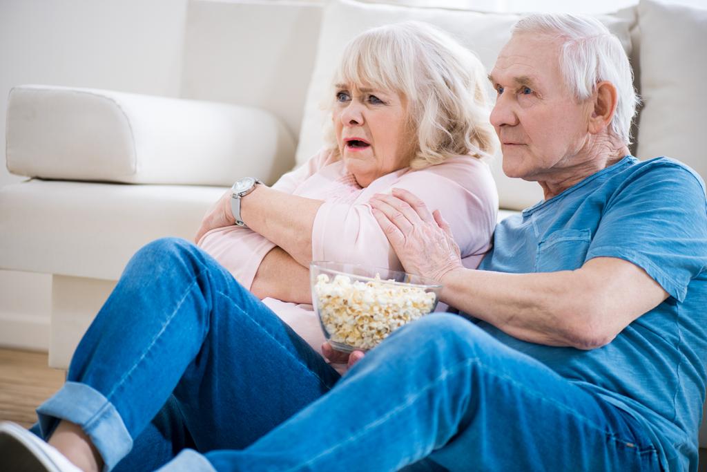 Vanhempi pari katsomassa televisiota
 - Valokuva, kuva