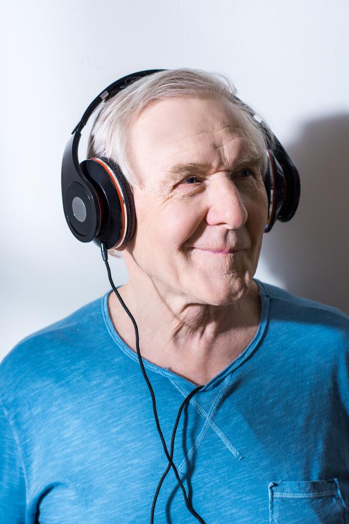 kulaklık yaşça daha büyük adam - Fotoğraf, Görsel