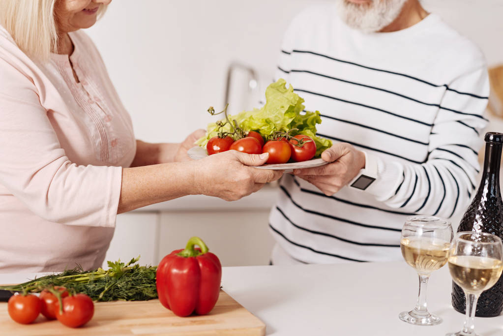 Bejaarde echtpaar samen eten koken  - Foto, afbeelding