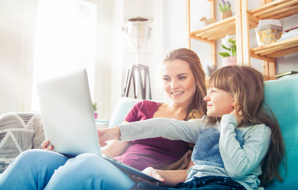 Madre e figlia utilizzando il computer portatile insieme, felice famiglia amorevole
 - Foto, immagini