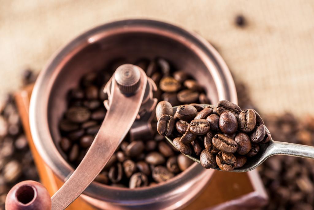 Kahve çekirdekli kahve değirmeni - Fotoğraf, Görsel