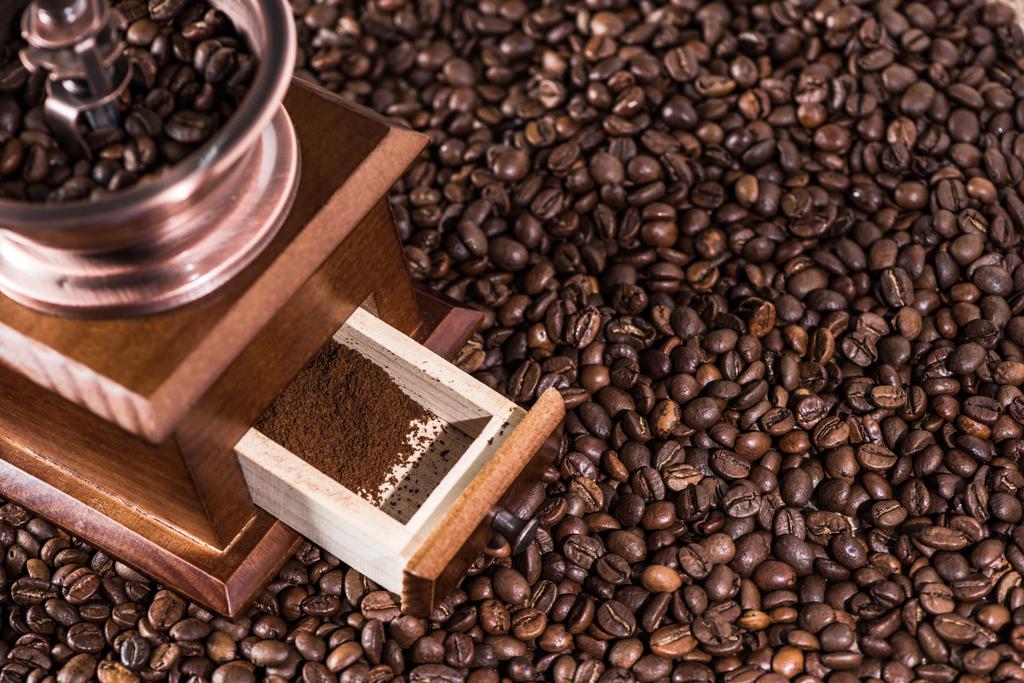 Molino de café en granos de café
 - Foto, Imagen