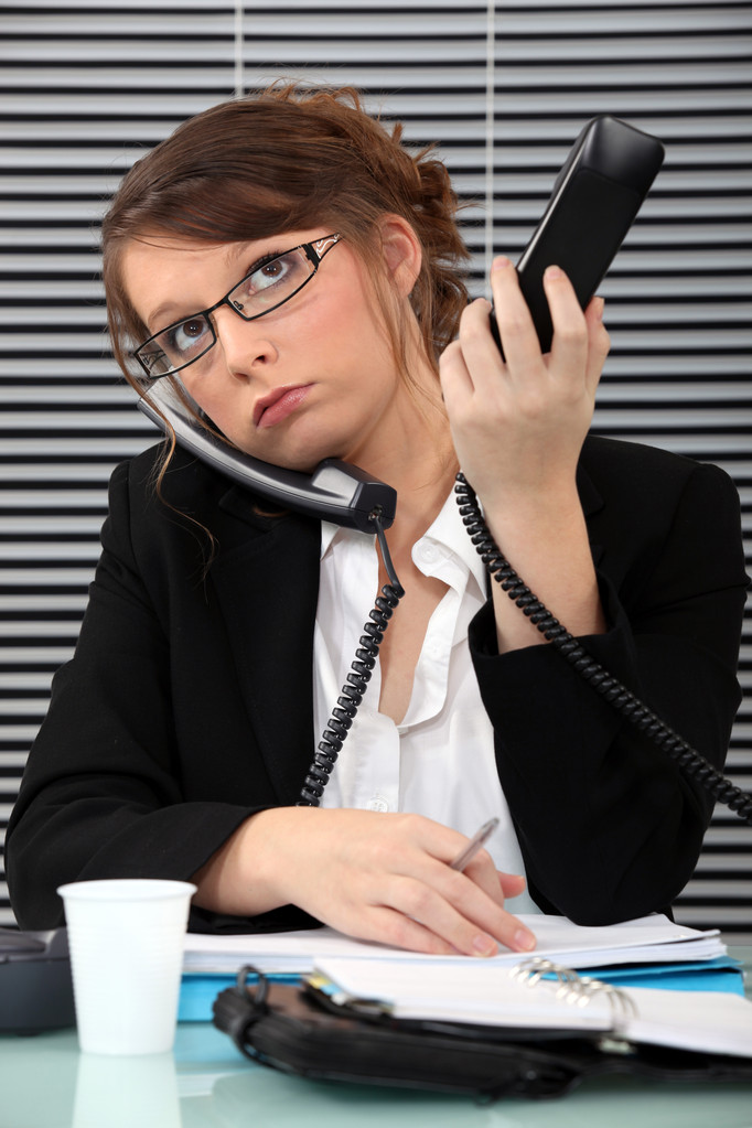 sekretářka s dvěma telefony - Fotografie, Obrázek
