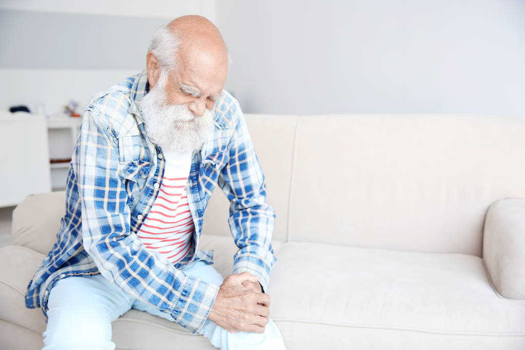 Homem idoso com dor
  - Foto, Imagem