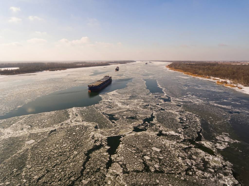 Грузовой корабль на ледяной реке зимой
. - Фото, изображение